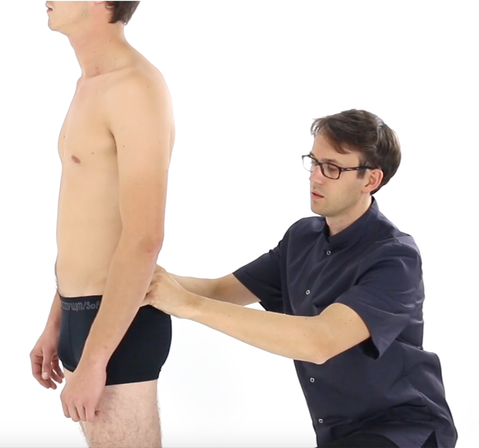 Examen ostéopathique en position debout